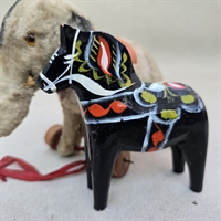 dekoreret-forskellige-farver-paa-sort-bund-hest-trae-fra-Dalarne-sverige-gammel-figur